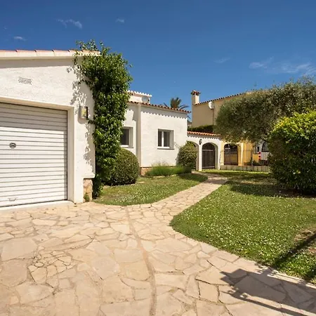 Villa 2005 Freser Al Canal 6 Personas By Homeselectspain Empuriabrava